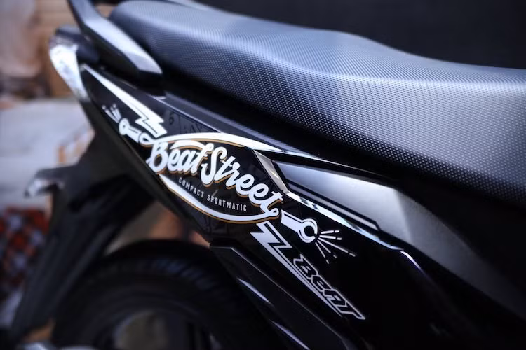 Để phù hợp hơn với "cá tính" trẻ trung của chiếc xe, Honda cũng đã thiết kế cho Beat Street các mẫu tem dán thân xe với các họa tiết bắt mắt, đầy phong cách.