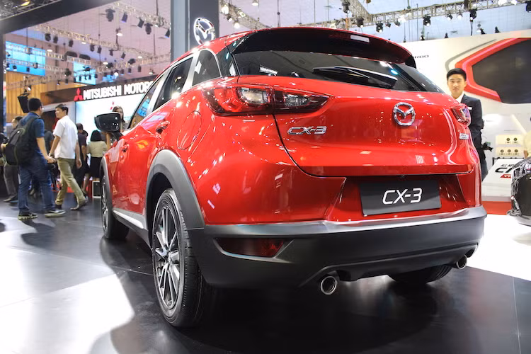 Với thân xe cao dần lên về phía sau, phần đuôi của CX-3 khá bầu bĩnh nhưng vẫn đầy hiện đại nhờ sử dụng công nghệ LED. Ở phía trên kính chắn gió, Mazda cũng đã tích hợp cho CX-3 cánh đuôi tích hợp đèn phanh đầy thể thao. Bộ mâm 5 cánh kép 2 tông màu với đường kính lên tới 18 inch càng khiến chiếc crossover cỡ nhỏ này trở nên bắt mắt hơn.