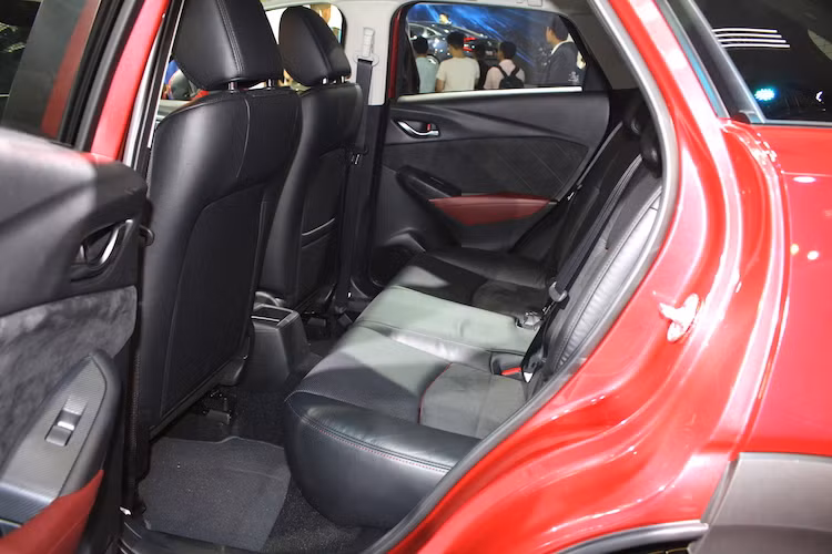 Nội thất được bọc kết hợp giữa da và vải đen Lux Suede tạo vẻ sang trọng, hàng ghế sau có không gian khá thoải mái ngay cả với khổ người châu Âu to lớn.Tuy nhiên do có giá rẻ nên CX-3 không có cửa gió cho hành khách ngồi ở hàng ghế sau.