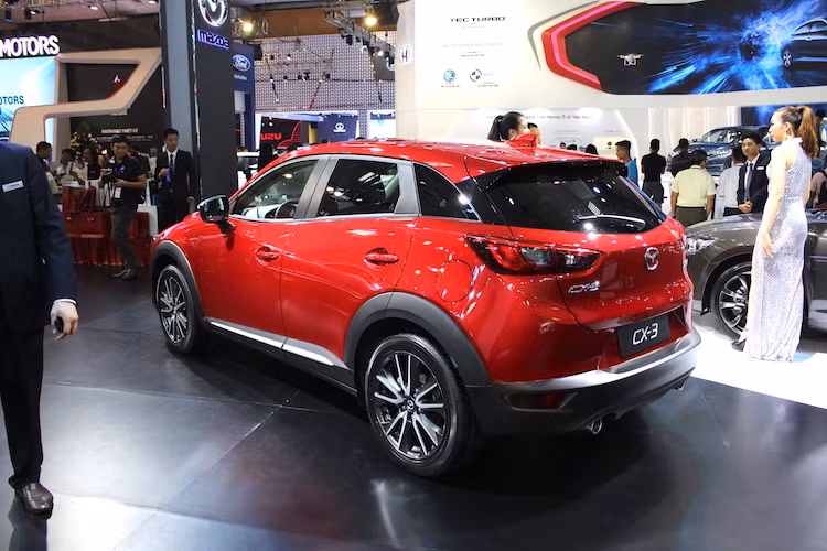 Tham gia vào phân khúc crossover cỡ nhỏ đang rất sôi động, Mazda CX-3 sẽ cạnh tranh cùng các đối thủ gồm Hyundai Creta, Honda HR-V, Suzuki Vitara, Ford EcoSport hay Chevrolet Trax. Theo một nguồn tin từ THACO, CX-3 có khả năng sẽ được phân phối chính hãng vào năm sau.