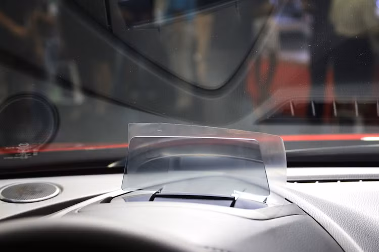 Đặc biệt, chiếc xe còn có một số tùy chọn khá thú vị như màn hình hiển thị dạng HUD trong suốt trên bảng táp-lô, đối diện với người lái. Các hệ thống hỗ trợ người lái cũng được chú trọng với cảnh báo điểm mù, cảnh báo xe vượt, phanh tự động ở tốc độ thấp...