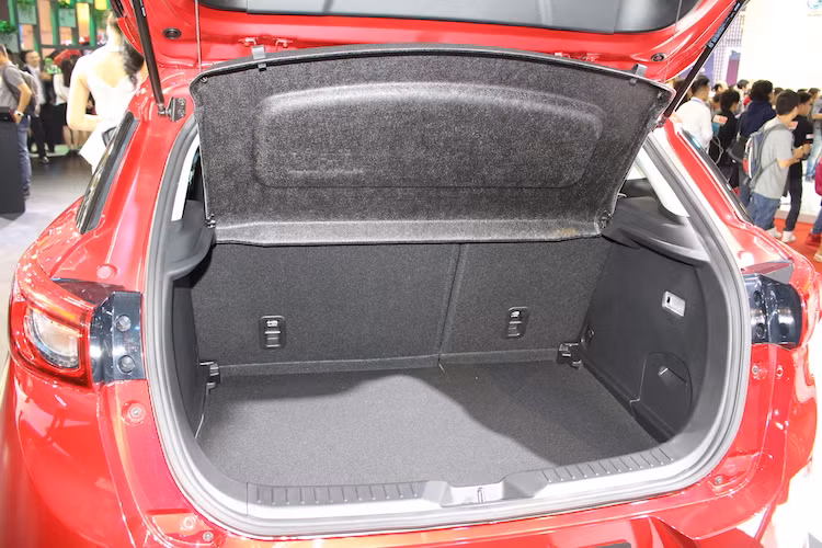 So với mẫu xe sử dụng chung chassis là Mazda 2, CX-3 có khoang hành lý với thể tích lớn hơn 14 lít, đạt 264 lít. Khi gập hàng ghế sau lại, khoang hành lý của xe có tổng thể tích lên tới 1174 lít. Bên dưới khoang hành lý của xe còn có một ngăn nhỏ dùng để cất tấm ngăn khoang.