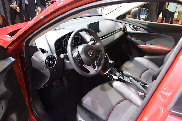 Có cách bố trí tương tự dòng Mazda 2, nội thất của CX-3 gây ấn tượng bởi sự đơn giản nhưng hữu dụng và trực quan, với số nút bấm hạn chế tối thiểu. Chiếc Mazda CX-3 được trưng bày tại VMS 2016 có các chi tiết ốp nhựa đen và nhựa đúc giả sợi carbon đẹp mắt.