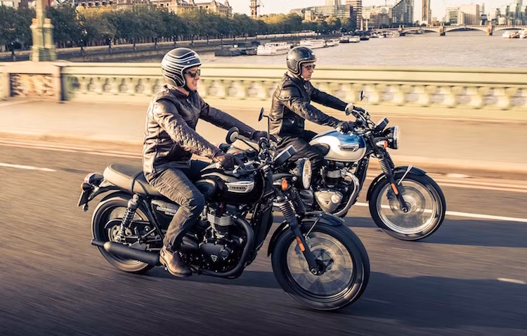 Giống như các dòng xe khác trong series Modern Classics của hãng xe Triumph, Bonneville T100 2017 cũng sẽ có tới hơn 150 phụ kiện khác nhau để khách hàng có thể tự do "cá nhân hóa" chiếc xe khi nó bắt đầu được bán ra vào tháng 2 năm sau.