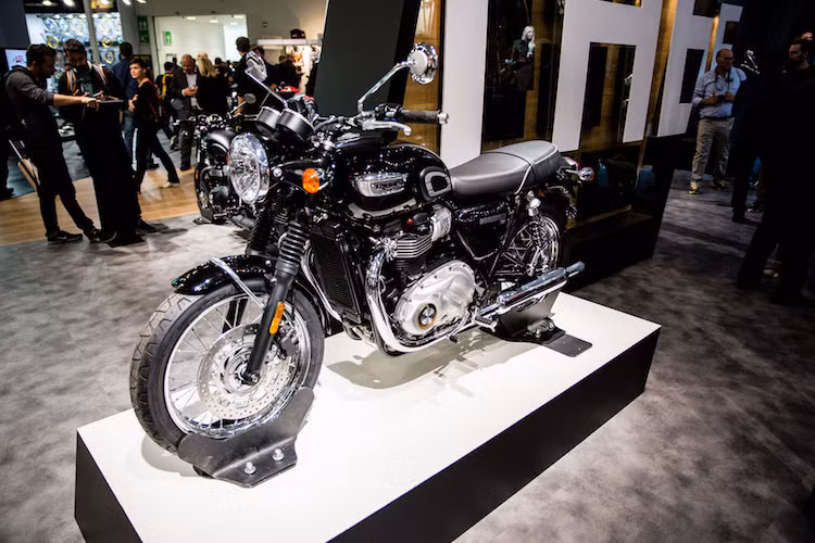 Theo Triumph, động cơ này đem tới công suất lớn hơn 22%, mô-men xoắn cực đại lớn hơn 18% so với chiếc Bonneville cũ, và tiết kiệm nhiên liệu hơn 36%. Cụ thể hơn, Bonneville T100 2017 có công suất tối đa 54 mã lực và mô-men xoắn cực đại 80 Nm.