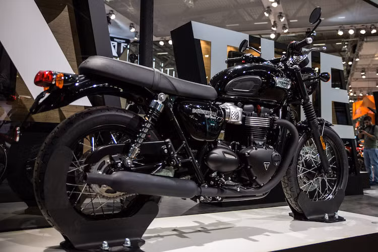 Vẫn có dạng 2 xi-lanh thẳng hàng 8 van nhưng so với chiếc Bonneville hiện nay, động cơ của Bonneville T100 2017 được nâng dung tích lên từ 865 lên thành 899 cc. Một điểm mới khác của động cơ này đó là hệ thống tản nhiệt bằng chất lỏng thay vì chỉ sử dụng không khí như trước đây. Đương nhiên, chiếc xe sẽ có hệ thống phun xăng điện tử.