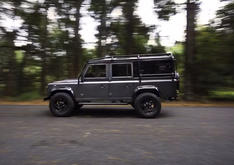 Thay vì động cơ nguyên bản, East Coast Defender đã trang bị cho xe "trái tim" LS3 6.2l V8 nạp khí tự nhiên từ siêu xe Chevrolet Corvette đình đám của Mỹ, nối với hộp số 6 cấp GM6L60.