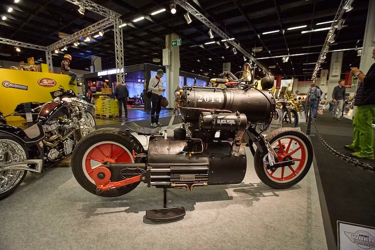 Chàng trai người Hà Lan Rene van Tuil cũng gây "sốc" không kém, khi dù được trang bị một động cơ 100 cc nhỏ của Honda nhưng trên thực tế, "viên ngọc đen" Black Pearl của anh lại vận hành chủ yếu bằng động cơ khí nén. Kiểu dáng theo phong cách Steampunk của Black Pearl cũng khiến nhiều người thăm quan phải trầm trồ ngắm nhìn nó.