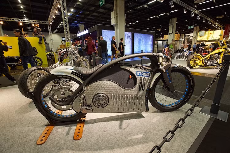 Tay độ Noel Connolly với chiếc Strom là một nhân vật đặc biệt trong giải AMD World Championship 2016, khi chiếc xe của anh là mẫu xe độ chạy điện đầu tiên trong lịch sử cuộc thi. Vượt qua những giới hạn thiết kế do khối pin gây ra, anh đã tạo ra một mẫu xe đua với kiểu dáng vừa hoài cổ, vừa hiện đại.