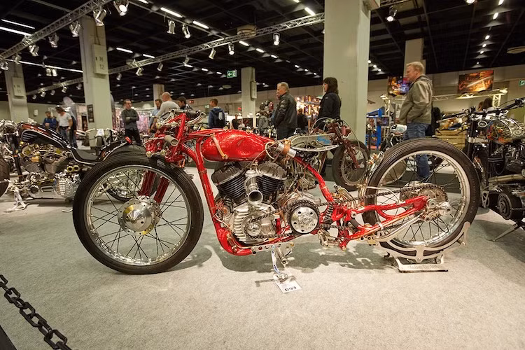 Biker tới từ Séc Jakub Kaderabek hiện đang là một trong những người có khả năng vô địch AMG World Championship nhất hiện nay. Chiếc KuBig Custom Flathead của anh không chỉ có thiết kế cổ điển, mà nó còn thực sự chạy bằng một động cơ lâu năm từ chiếc Harley-Davidson WLA 750 đời 1942.