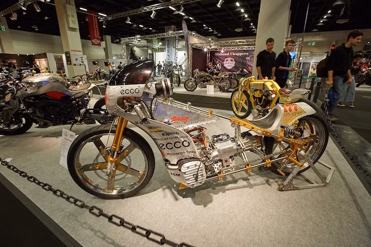 Là "lão làng" tại AMD World Championship và đã nhiều lần lọt vào top 10, Mikhail Antonov tới từ Nga năm nay đã tham dự giải với chiếc xe đua Bonny sử dụng máy của chiếc Dnepr M72 Flathead đời 1955. Không chỉ chạy được, chiếc xe này còn từng tham gia lập kỷ lục tốc độ tại cánh đồng muối Bonneville.