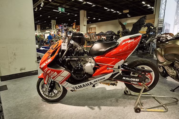 Chiếc Hester Aer 1000 của Michael Stockhausen &amp; Team Hester hiện đang là mẫu xe tay ga nhanh nhất Thế giới khi nó đã đạt tốc độ lên tới 251 km/h. Bí quyết chính để khiến Hester Aer 1000 đạt được tốc độ này là nhờ vào khối động cơ 999 cc của Yamaha R1 được đặt ở khu vực để chân của chiếc xe.