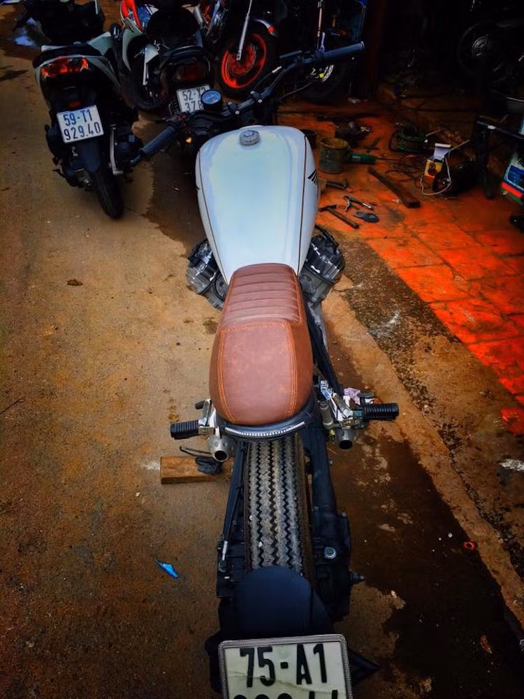 Sử dụng bình xăng nguyên bản và khung chính của CX500, tuy nhiên Tự Thanh Đa đã thiết kế cho chiếc xe một bộ khung phụ hoàn toàn mới với kiểu dáng gọn gàng hơn, kết hợp với chiếc yên solo kiểu cổ điển để đem tới cho chiếc xe vẻ đẹp tối giản, tinh tế nhưng vẫn rất "ngầu" và đầy phong cách.