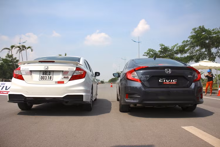 Không giống như thế hệ hiện nay, Honda Civic 2017 sẽ chỉ có một phiên bản duy nhất, được nhập khẩu nguyên chiếc theo dạng CBU từ Thái Lan. Giá bán của chiếc xe chưa được Honda Việt Nam công bố tuy nhiên theo một số dự đoán và nguồn tin nội bộ, chiếc xe sẽ có giá dưới 1 tỷ đồng.
