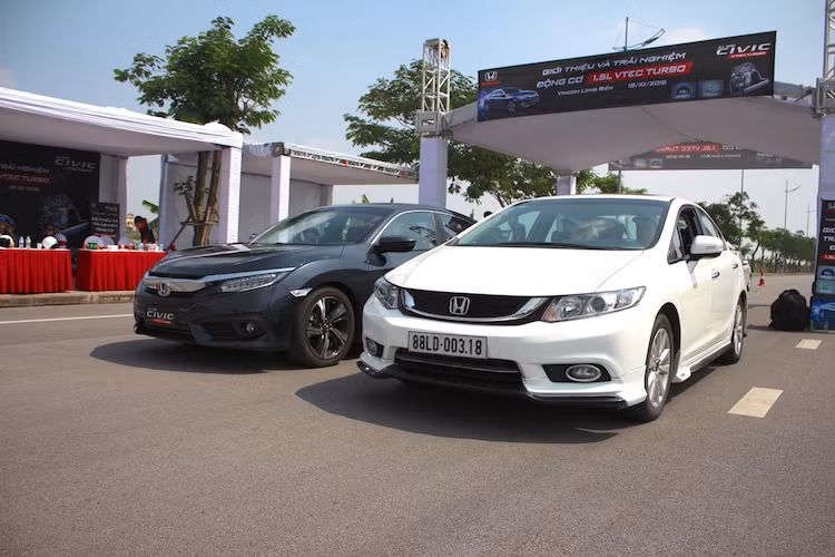 Được thiết kế lại về mọi mặt và sử dụng nền tảng chassis mới, Honda Civic 2017 không chỉ vượt trội hơn thế hệ trước mà còn là một cuộc "cách mạng" trong phân khúc sedan hạng C. Ra mắt đầu tiên trên thị trường Thế giới cách đây khoảng 1 năm nhưng chiếc xe đã nhanh chóng nhận được các phản hồi tích cực từ những chuyên gia trong ngành xe hơi lẫn khách hàng.