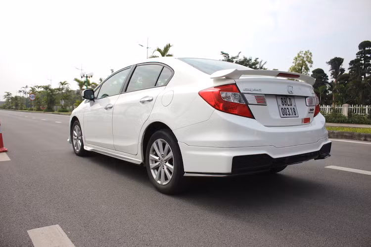 Dù có thêm gói bodykit thể thao Modulo, nhưng Civic thế hệ thứ 9 vẫn không thể ấn tượng bằng phiên bản mới. Dù cũng có thiết kế mâm đúc 5 cánh kép nhưng trên Civic thế hệ thứ 10, mâm xe ấn tượng hơn nhờ có thiết kế 2 tông màu đen bóng-phay xước nổi bật và thể thao hơn.