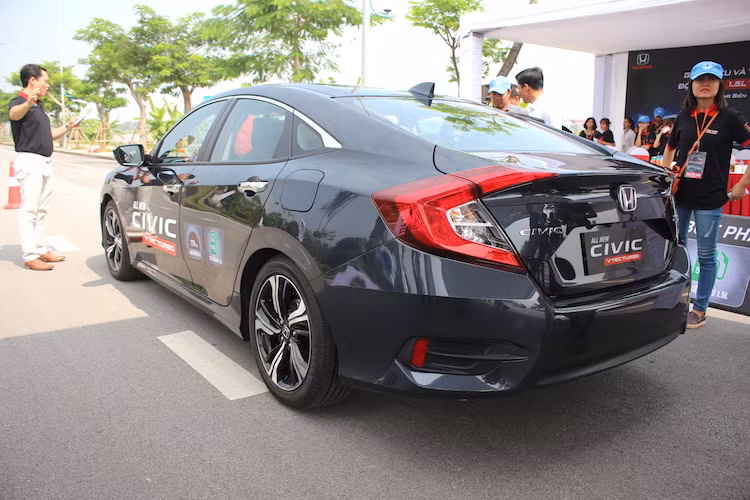 Ở phía sau, Civic thế hệ mới cũng không thể bị nhầm lẫn với phiên abrn cũ nhờ có cặp đèn hậu thiết kế độc đáo, bo theo 2 bên hông xe tạo thành 2 viền đỏ hình chữ C. Nắp khoang hành lý cũng đã được Honda vuốt nhẹ về phía sau, tăng thêm kiểu dáng thể thao cho chiếc xe.