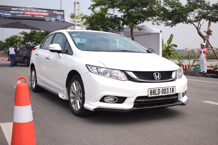Dù đã ra mắt lần đầu từ năm 2011 nhưng tới tận hiện nay, Civic thế hệ thứ 9 vẫn được đánh giá là một mẫu xe có thiết kế đẹp trong phân khúc C nhờ có kiểu dáng góc cạnh, thể thao. Chiếc Civic trong ảnh thuộc phiên bản 2.0 cao cấp nhất và còn có thêm gói phụ kiện Modulo, khiến nó trở nên thể thao hơn.