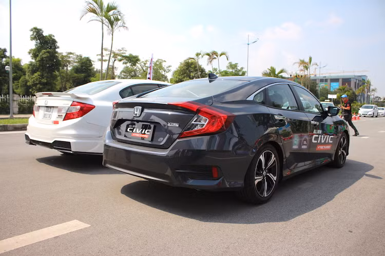 So với thế hệ trước, Civic 2017 đã có các kích thước gia tăng đáng kể với chiều dài lớn hơn 105 mm, rộng hơn 44 mm nhưng thấp hơn 19 mm và có trục cơ sở ngắn hơn 30 mm. Cụ thể hơn, các kích thước tổng thể D x R x C của Civic mới là 4630, 1799 và 1416 mm cùng trục cơ sở 2698 mm.