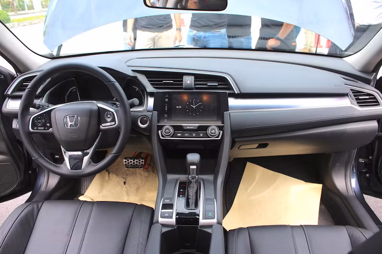 Không chỉ có ngoại thất mang tính cách mạng, nội thất của Civic thế hệ mới cũng đã được thiết kế lại hoàn toàn so với phiên bản cũ với bảng táp-lô đơn giản hơn, các khe gió điều hòa lớn, bố trí hợp lý hơn cùng bảng đồng hồ và hệ thống thông tin giải trí mới.