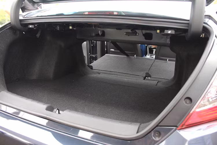 Chưa dừng lại ở con số 427,58 lít, thể tích khoang hành lý của xe còn có thể tăng lên nhờ có hàng ghế sau gập 60/40. Trong khi đó, lưng ghế của phiên bản cũ được đặt cố định.