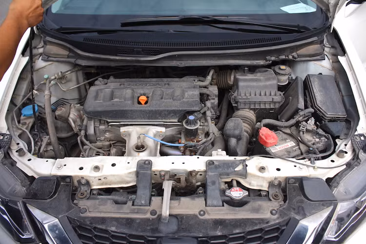 Động cơ 1.5l cũng là phiên bản máy duy nhất của Civic thế hệ thứ 10 tại Việt Nam, Trong khi đó, Civic thế hệ thứ 9 có 2 phiên bản động cơ nạp khí tự nhiên 4 xi-lanh thẳng hàng là 1.8 lít (143 mã lực/174 Nm) và 2.0l (152 mã lực/190 Nm). Như vậy trên lý thuyết, động cơ của Civic mới mạnh hơn cả 2 phiên bản cũ.