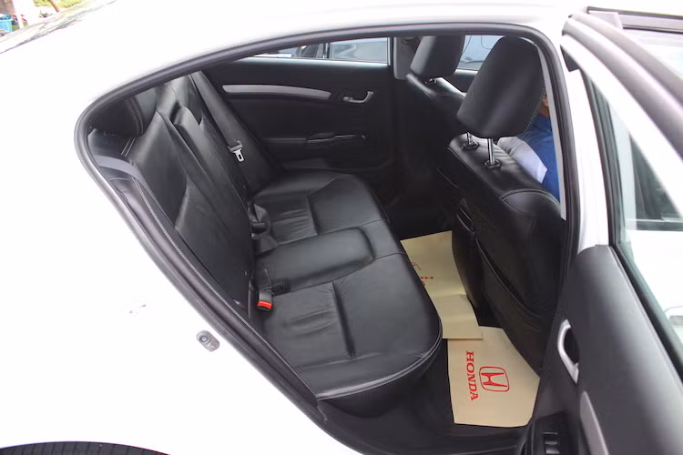 Dù có hàng ghế sau tương đối rộng rãi đối với khổ người châu Á, nhưng Civic thế hệ thứ 9 vẫn hẹp hơn so với phiên bản mới. Đặc biệt, thế hệ này cũng không có cửa gió điều hòa độc lập cho hàng ghế sau như Civic 2017.