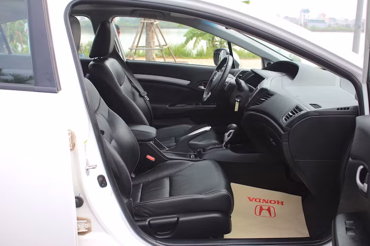 Với những ghế bọc da màu đen, Civic thế hệ thứ 9 trông vẫn khá cao cấp ở bên trong khoang lái. Tuy nhiên việc sử dụng chất liệu nhựa cứng trên nhiều chi tiết đã khiến tổng thể cabin của xe có vẻ "rẻ tiền" hơn một chút khi đứng cạnh Civic 2017.