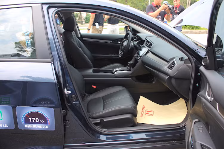 Một điểm khác biệt lớn khác của Civic thế hệ thứ 10 ở hàng ghế trước đó là sự vắng bóng của cần phanh tay, do chiếc xe đã chuyển sang dùng phanh tay điện tử. Chính vì vậy, bệ trung tâm đã có các hộc chứa đồ lớn hơn. Các vật liệu sử dụng trong nội thất của xe cũng cao cấp hơn, dù chất liệu nhựa chưa có sự cải tiến vượt trội so với thế hệ trước.