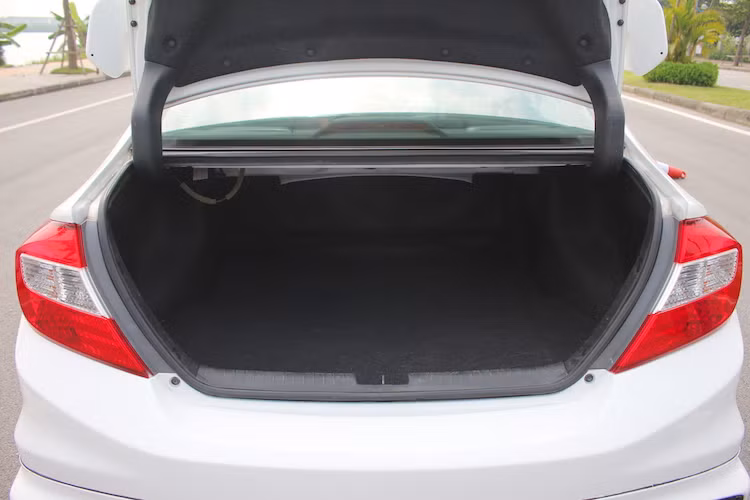 Ở phía sau, khoang hành lý của Civic thế hệ thứ 9 có thể tích chỉ đạt 353,96 lít, thay vì 427,58 lít như trên thế hệ mới.