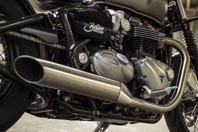 Phiên bản này vẫn tiếp tục sử dụng khối động cơ 8 van làm mát bằng nước 1200 cc SOHC của Bonneville T120 thế hệ mới. Hiện tại, hãng xe môtô Triumph chưa công bố công suất chính thức của động cơ này nhưng theo hãng, hộp gió trên Bobber đã được tách ra thành 2 ngăn. Bên cạnh đó, động cơ của xe cũng được cân chỉnh lại để có mô-men xoắn lớn hơn ở vòng tua thấp.