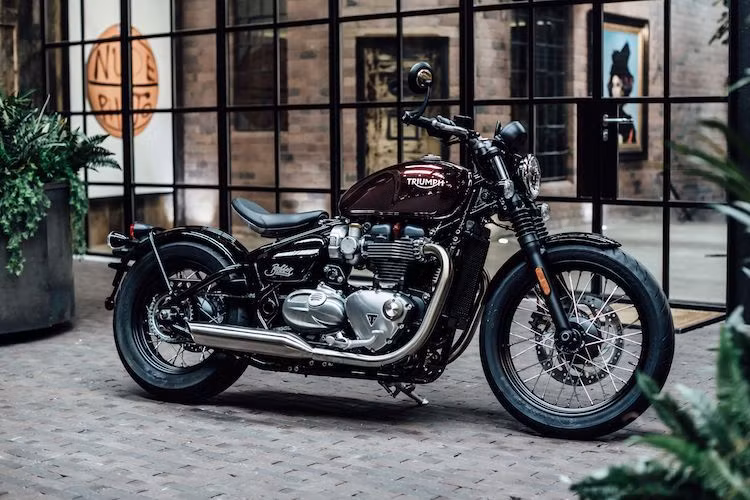 Đi kèm với động cơ là hệ thống xả kép mới với miệng ống được cắt vát góc, ngắn hơn và nhẹ hơn Bonneville T120. So với các phiên bản Bonneville khác, phần đuôi xe đã được thiết kế lại hoàn toàn với đuôi dạng softail, nối với giảm xóc sau được gắn bên dưới yên. Thậm chí theo Triumph, bộ khung của xe cũng khác biệt so với Bonneville T120.