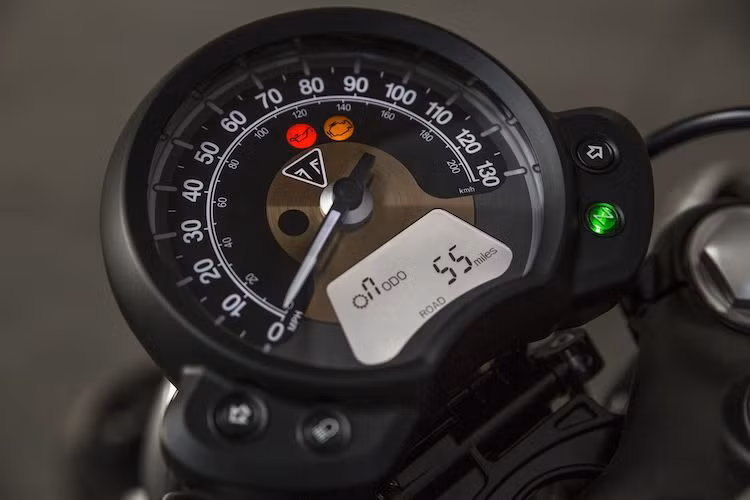 Thay vì cụm đồng hồ đôi như Bonneville, Triumph đã trang bị cho Bonneville Bobber duy nhất một đồng hồ báo công-tơ-mét, kèm theo một màn hình LCD đơn sắc nhỏ ở phía trong. Đồng hồ này cũng có khả năng điều chỉnh góc nghiêng, thay vì gắn cố định.