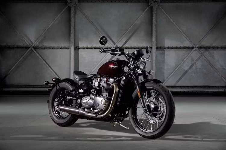 Đối với những người hay theo dõi tin tức môtô, Triumph Bonneville Bobber không phải là cái tên xa lạ khi những hình ảnh đầu tiên của chiếc xe đã bị lộ diện khi đang thử nghiệm hồi đầu năm. Tuy nhiên phải tới nay, Triumph mới chính thức ra mắt Bonneville Bobber, chỉ ít lâu sau khi tung ra dòng Bonneville T100 thế hệ mới cách đây vài tuần.