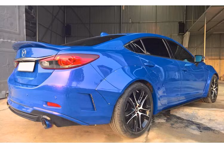 Bộ mâm nguyên bản của Mazda 6 vẫn tạm thời được giữ lại, chỉ sơn màu đen-bạc kết hợp và vừa vặn với widebody hơn nhờ bộ thớt kê (spacer) đặt ở trục. Bên cạnh đó, hệ thống treo của xe cũng được hạ thấp hơn.