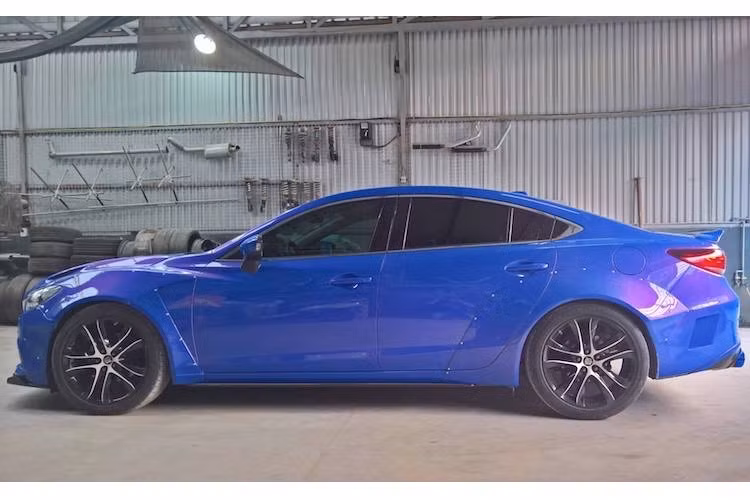 Tuy nhiên, điểm ấn tượng nhất trên chiếc Mazda 6 này là bộ widebody "hàng thửa" giúp nới rộng các vòm bánh và đem tới cho chiếc xe vẻ thể thao hơn. QS Performance đã lấy cảm hứng từ các gói widebody cho những dòng xe Nhật Bản của hãng Rocket Bunny để thiết kế ra bộ widebody này.