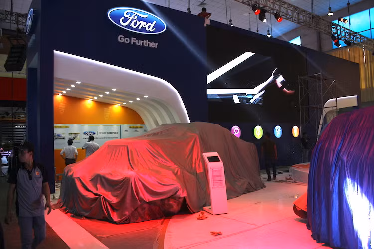 "Đối đầu" trực tiếp với Colorado Z71 theo cả nghĩa đen và nghĩa bóng ở bên gian hàng của Ford là chiếc bán tải cỡ lớn F150, đã từng được nhập về Việt Nam khá nhiều bởi các showroom tư nhân trước đây. Ngoài ra Ford còn có chiếc SUV Explorer sẽ được bán ở Việt Nam trong thời gian tới.