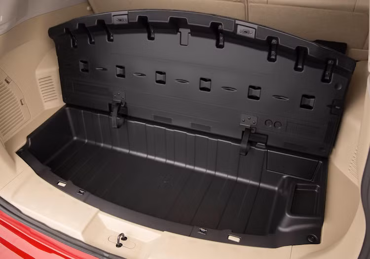 Khoang hành lý của Rouge 2017 vẫn giữ nguyên thể tích 450 lít với tất cả các hàng ghế mở lên. Tính năng bố trí linh hoạt "Drive-n-Hide", với 18 cấu hình khác nhau giúp khách hàng có thể tự do cấu hình khoang hành lý tùy vào từng mục đích sử dụng. Nhờ có hàng ghế sau gập 40-20-40, khoang hành lý của xe có thể mở rộng tối đa tới 1520l với sàn phẳng hoàn toàn.