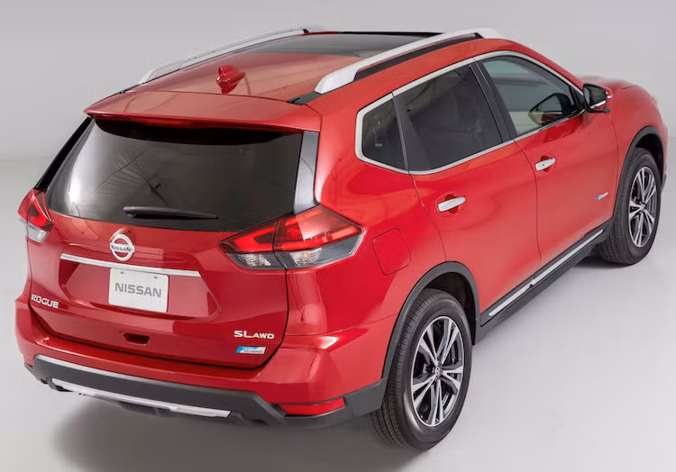 Tại Mỹ, Rogue 2017 được bán với tổng cộng 6 phiên bản, với giá cho phiên bản rẻ nhất S FWD bắt đầu từ 23.820 USD (tương đương 531,1 triệu đồng) và bản cao cấp nhất SL AWD giá 31.310 USD (698 triệu đồng). Trong khi đó tại Việt Nam, do phiên bản hiện tại hiện mới đang "rục rịch" được chuẩn bị giới thiệu nên theo dự đoán, phải ít nhất là 2 năm nữa người dùng Việt mới được đón nhận phiên bản X-Trail nâng cấp tương tự.