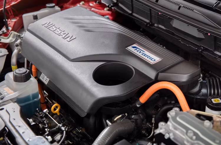 Không chỉ thay đổi về nội và ngoại thất, với Rogue 2017, lần đầu tiên Nissan đã trang bị cho chiếc xe phiên bản động cơ kết hợp xăng-điện hybrid. Phiên bản này gồm động cơ xăng 2.0l kết hợp với hộp số tự động vô cấp CVT và một mô-tơ điện vận hành bằng nguồn pin Li-ion nằm bên dưới khoang hành lý. Theo Nissan, dù có thêm pin nhưng khoang hành lý của xe chỉ bị giảm thể tích đi rất nhỏ.