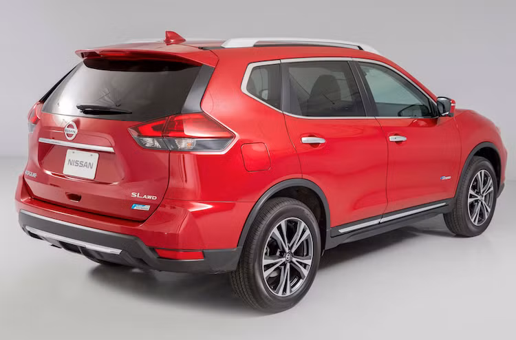 2 bên thân xe của Nissan Rogue 2017 không có nhiều sự thay đổi, chỉ được trang bị thêm một thanh nẹp chrome chạy dọc bên dưới thân xe. Ngoài ra chiếc xe còn có thêm 3 tùy chọn màu sơn và những bộ mâm kích thước 17, 18 và 19 inch với thiết kế mới. Cuối cùng, những thay đổi ở phía sau đuôi xe khó nhận ra hơn nhiều, chỉ bao gồm đèn hậu LED hình boomerang đem lại cho Rogue 2017 vẻ mới mẻ và hiện đại hơn.