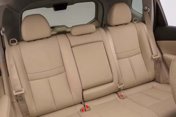 Xe cũng có thêm các lựa chọn vật liệu và màu sắc bọc nội thất mới. Đặc biệt, các phiên bản cao cấp của Rogue 2017 được trang bị ghế da cao cấp với chất lượng hoàn thiện rất cao, tương đương với nhiều mẫu xe sang. Các trang bị cao cấp của xe gồm tay lái có sưởi, khởi động máy từ xa, gương hậu và ghế lái nhớ vị trí...