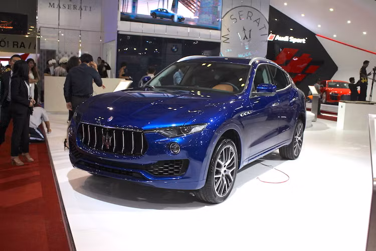 Dù là một chiếc SUV nhưng Maserati Levante vẫn có thể tăng tốc từ 0-100 km/h trong 6 giây và tốc độ tối đa đạt 250 km/h. Là một mẫu xe SUV cao cấp, Levante cũng được trang bị sẵn các hệ thống như giữ ga tự động thông minh, cảnh báo va chạm, phanh tự động, cảnh báo chuyển làn, cảnh báo điểm mù, camera 360 độ...