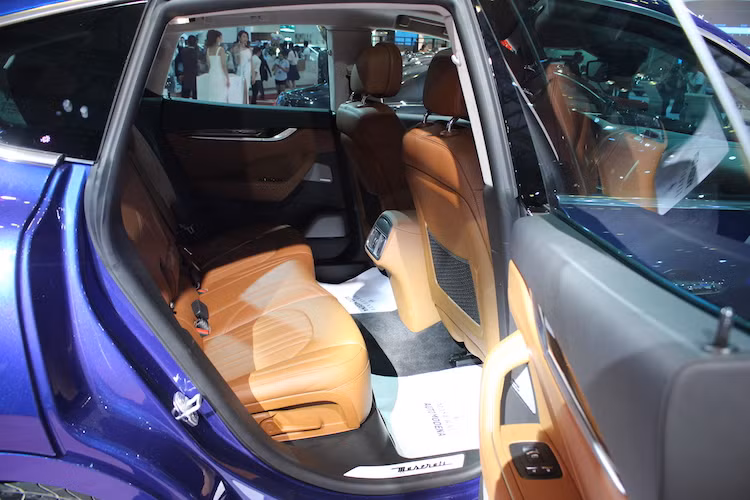 Hàng ghế sau của chiếc xe có không gian khá rộng rãi. Nhờ có hệ thống treo trước dạng wishbone kép, treo sau liên kết 5 điểm và giảm xóc khí điều chỉnh 5 mức khoảng sáng gầm và 6 chế độ khác nhau, Levante có thể chuyển từ một chiếc xe sang êm dịu thành một chiếc xe thể thao cứng hơn.