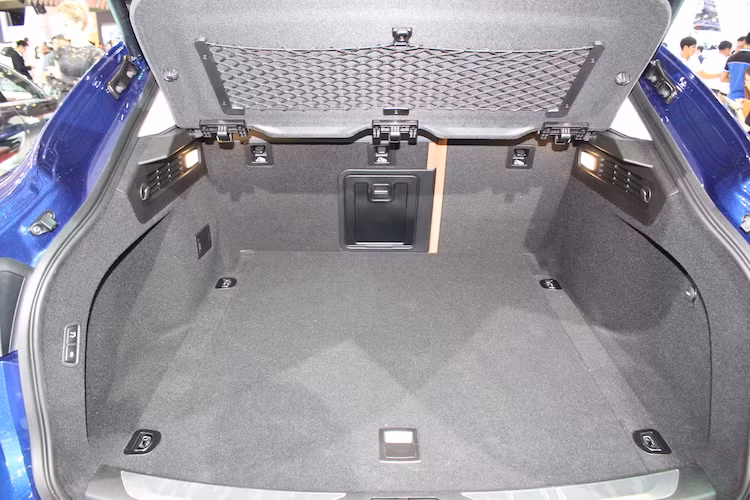 Dù có vòm mui thấp nhưng thể tích khoang hành lý của Levante vẫn lên tới 580 lít - thuộc hàng lớn nhất trong số những chiếc coupe SUV. Con số này còn có thể tiếp tục được mở rộng nhờ hàng ghế sau có khả năng gập 60/40. Mọi phiên bản của xe đều có cửa sau mở tự động.