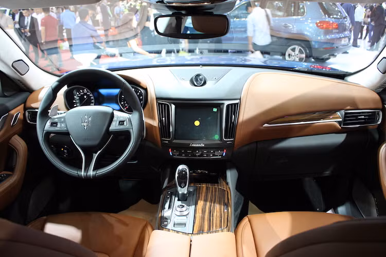 Ở bên trong nội thất của Levante, các chi tiết được bố trí khá giống dòng sedan Ghibli. Phiên bản Levante được trưng bày tại triển lãm có nội thất bọc da cao cấp màu cafe sữa cùng các chi tiết ốp trang trí được làm bằng gỗ Ebano cao cấp, được xử lý bề mặt bóng đẹp mắt.