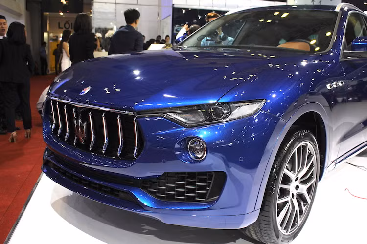 Được đặt tên theo một làn gió ấm ở vùng Địa Trung Hải, Maserati Levante là mẫu SUV đầu tiên của hãng xe cao cấp nước Ý với lịch sử hơn 100 năm. Dựa trên nền tảng chassis đã sửa đổi của các dòng sedan Quattroforte và Ghibli trước đó, Levante cũng sở hữu thiết kế theo phong cách tinh tế và thể thao quen thuộc của Maserati.