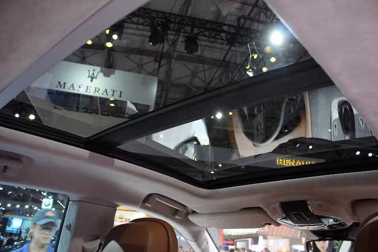 Nằm phía trên trần xe của phiên bản này là tùy chọn cửa sổ trời panorama, đem lại cảm giác "mở" hơn cho cabin.