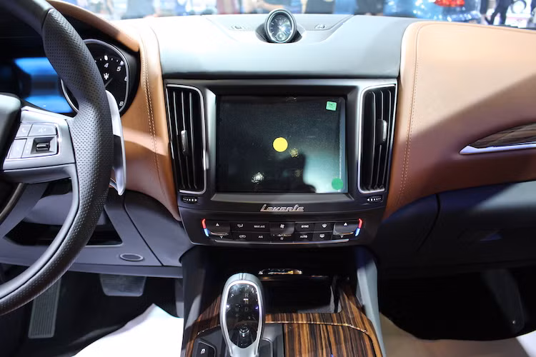 Nằm chính giữa bảng điều khiển trung tâm là hệ thống thông tin giải trí thế hệ mới với màn hình 8,4 inch cảm ứng. Nếu muốn chiếc xe sang trọng, tiện nghi và phong cách hơn, khách hàng có thể lựa chọn giữa 3 gói trang bị là Zegna Edition, Luxury và Sport.