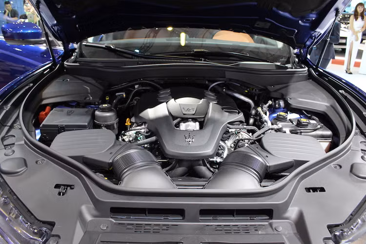 Levante được trang bị động cơ xăng 3.0l V6 tăng áp kép với công suất là 350 mã lực và mô-men xoắn cực đại 500 Nm. Động cơ này được nối với hệ thống dẫn động 4 bánh thông minh Q4 của Maserati với khả năng chuyển lượng mô-men xoắn giữa các trục bánh một cách tức thời khi cần thiết và hộp số tự động 8 cấp.